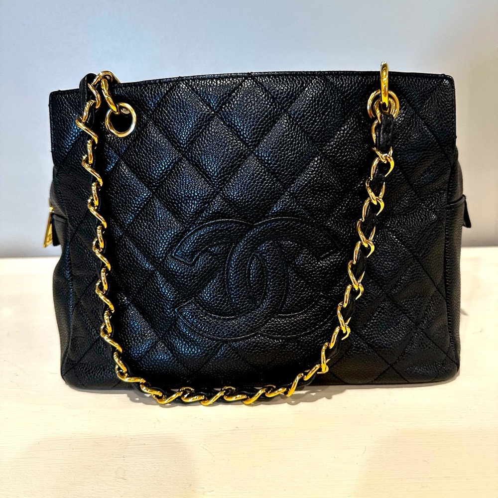 Chanel Black Quilted Shoulder Bag with Gold Chain